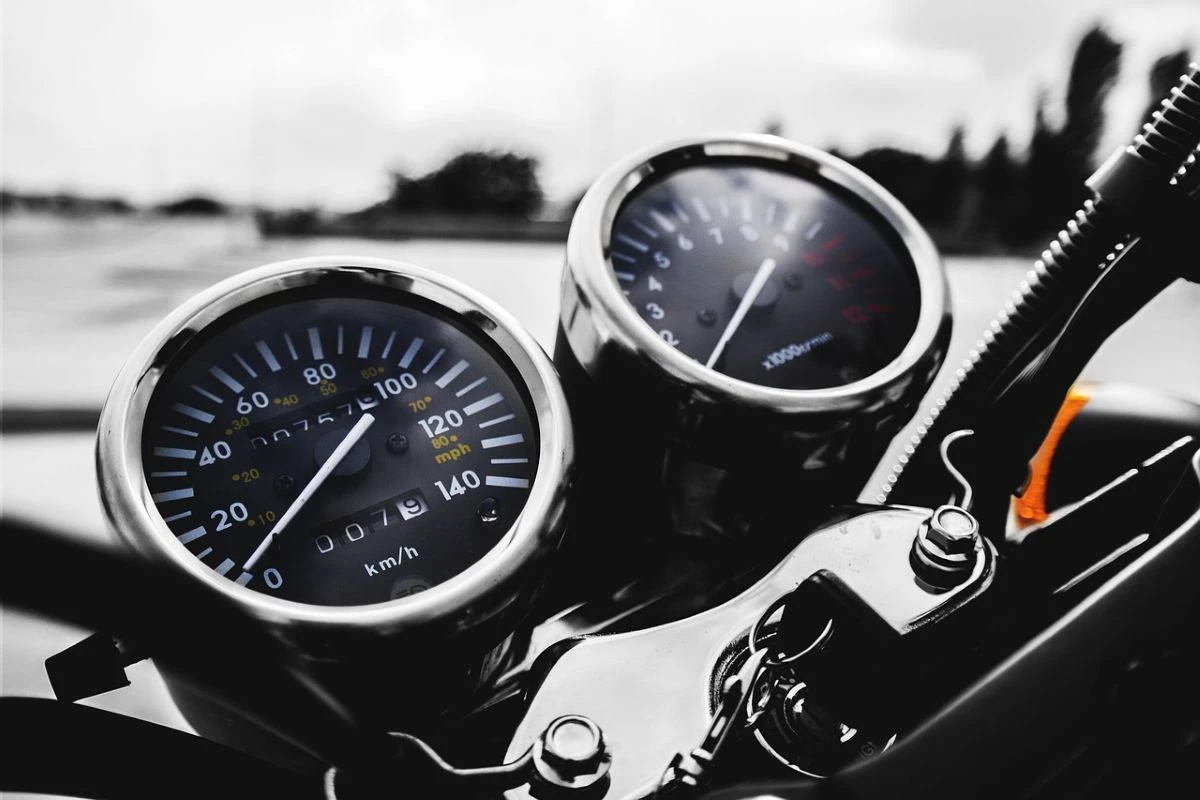 compteur-vitesse-moto-securite-routière