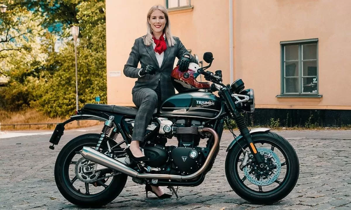 Femme moto Triumph Distinguished Ride
