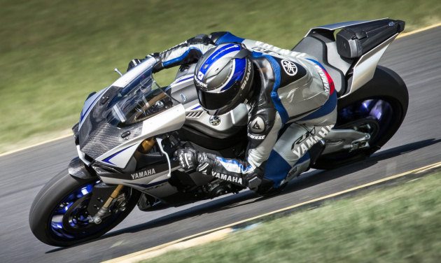 Dainese assortit une combarde à la nouvelle R1.