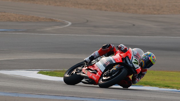 WSBK / Thaïlande Course 2 - Tom Sykes stoppe Rea.