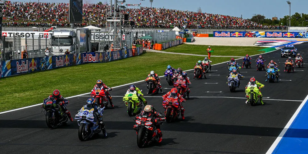 Départ d'une course de MotoGP