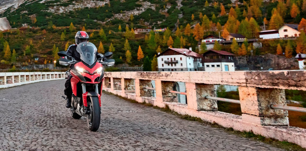 La nouvelle Ducati 1200 Multistrada attaque son