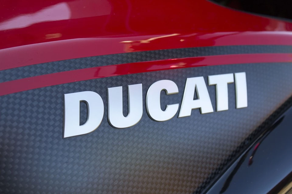 Cadre d'une Ducati avec son logo, marque phare de cette saison MotoGP 2023