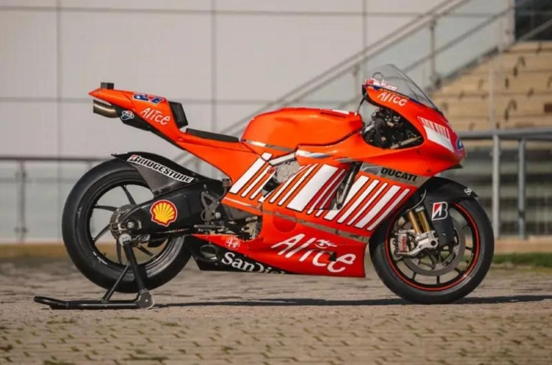 ducati-desmosedici-gp7-casey-stoner