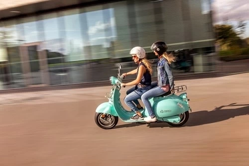 Deux jeunes femmes sur un scooter