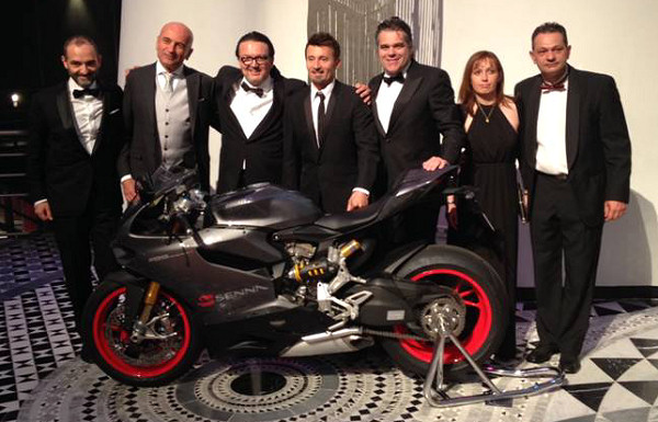 Max Biaggi s'offre l'unique 1199 Panigale Senna d'Europe.