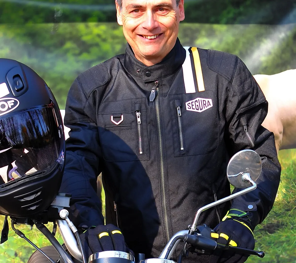 Un casque roof noir et Un blouson moto textile noir Segura Scorpio