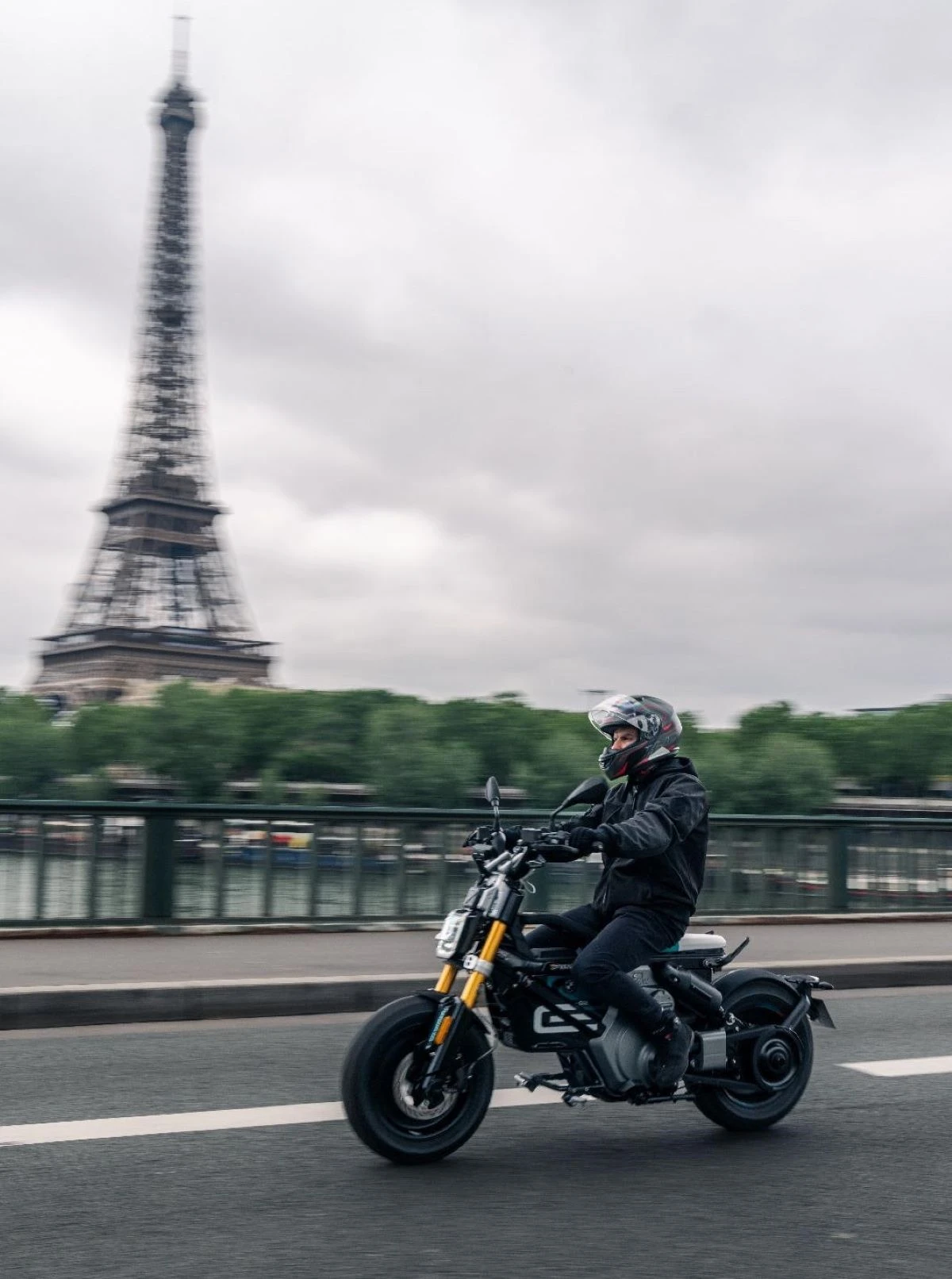 motos-tour-eiffel-paris-2024