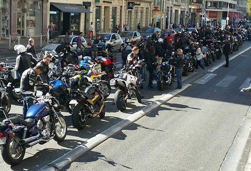 Les motards manifestent en nombre contre l'exclusion des véhicules anciens.