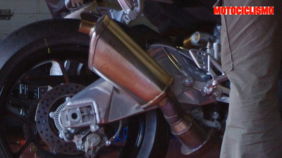 aprilia-tuono-V4-2011-spy-d aprilia-tuono-V4-2011-spy-d