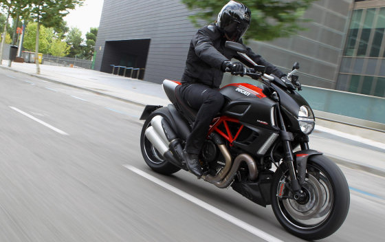 salon-lyon-2011-ducati-diavel