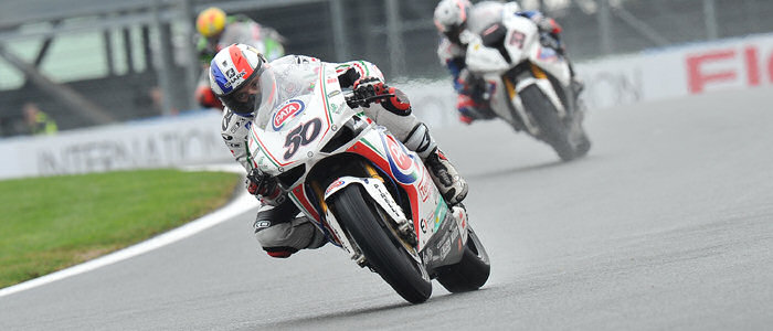 WSBK-race-guintoli-magny-cours