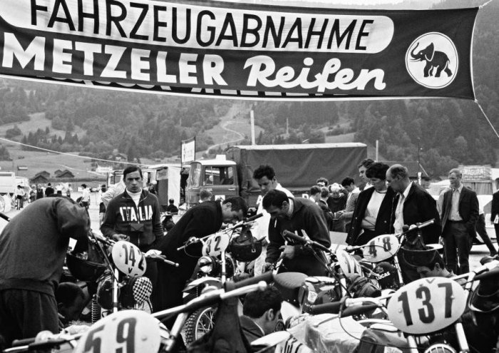 calendrier-metzeler-2013-face-classics