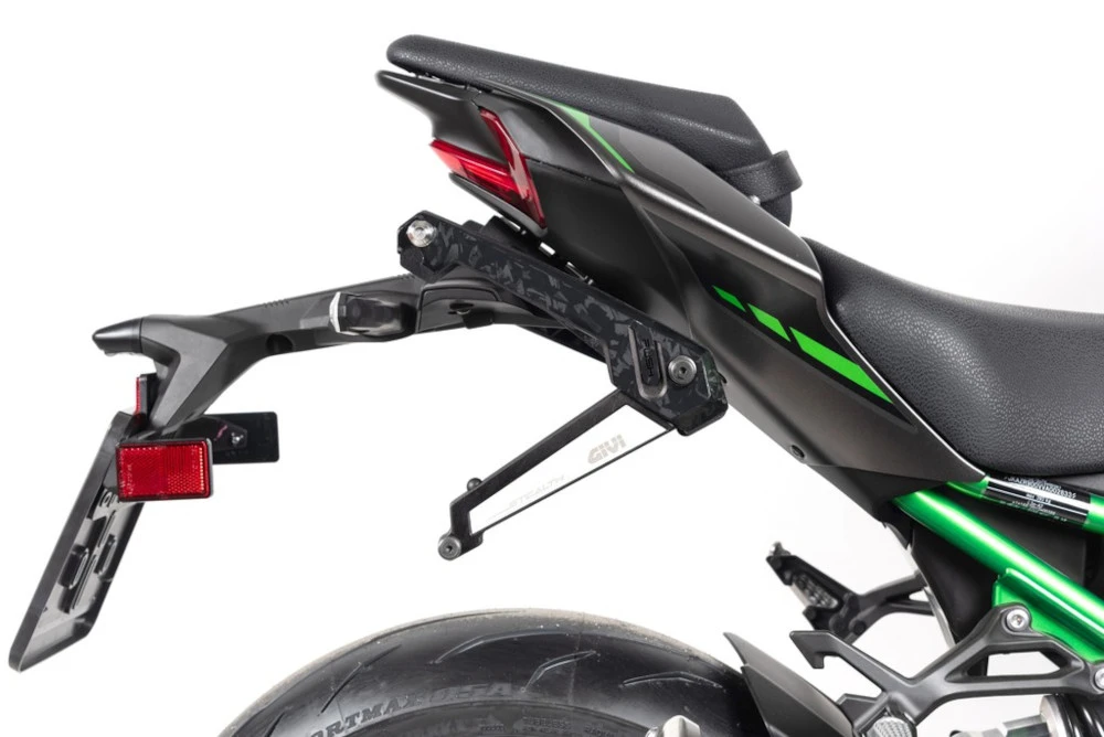 Le support Stealth en position ouverte sur l'arrière d'une moto