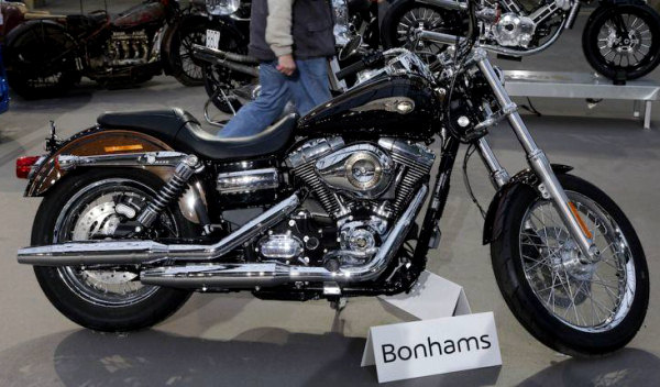 Une Harley-Davidson signée par le Pape vendue 241 500 euros.