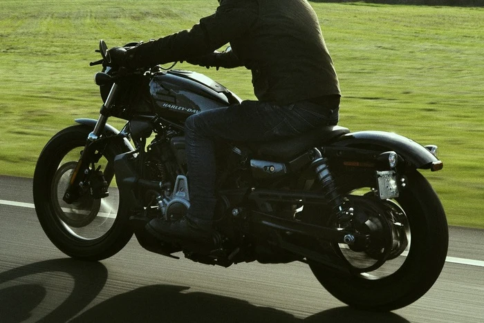 Moto avec une plaque d'immatriculation en position latérale
