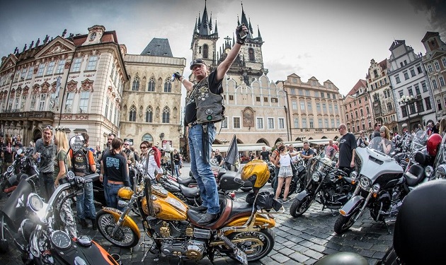 Gros rassemblement à Prague en 2018 pour les 115 ans d'Harley Davidson.