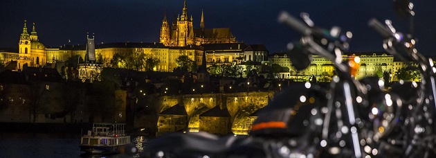 Gros rassemblement à Prague en 2018 pour les 115 ans d'Harley Davidson.