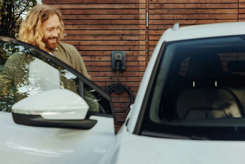 homme-sourire-voiture-electrique-recharge