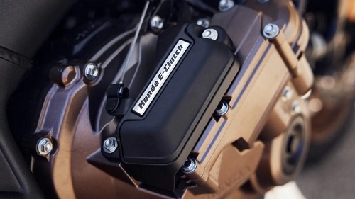 Vue du boîtier de l'E-clutch de Honda sur son carter moteur