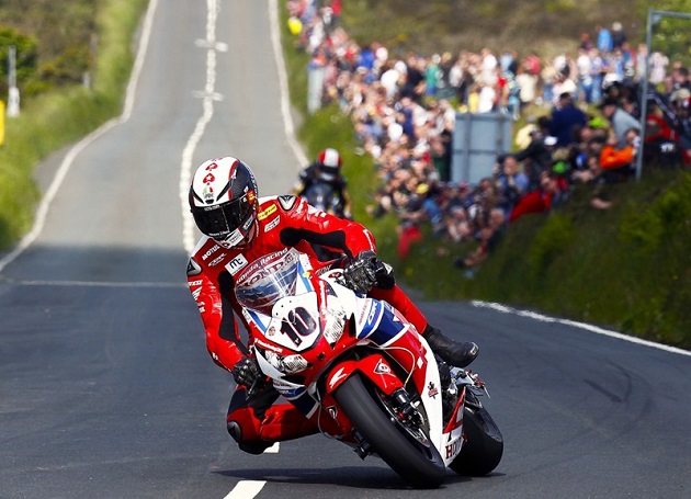 Tourist Trophy 2016 - Le Village Metzeler vous accueille.