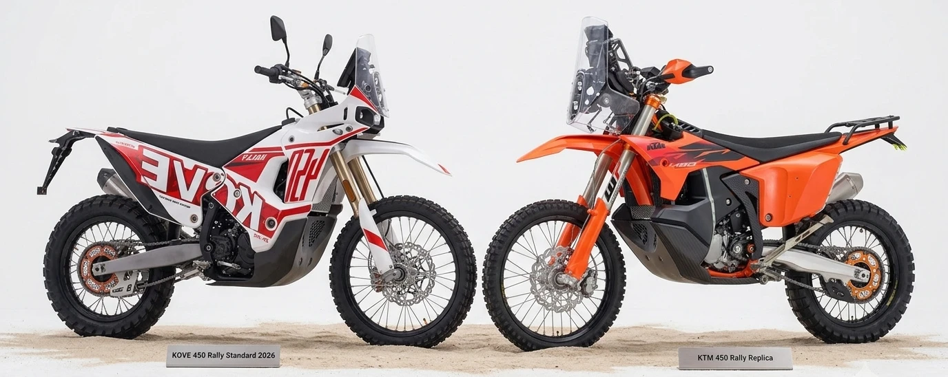 Comparatif entre la moto Kove 450 Rally Standard 2026 blanche et rouge et la KTM 450 Rally Replica orange en studio sur fond blanc