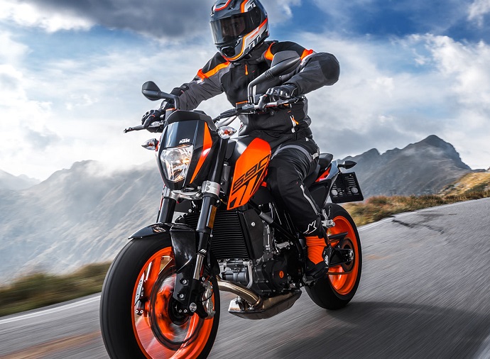 Les KTM 690 Duke et Duke R au rappel.