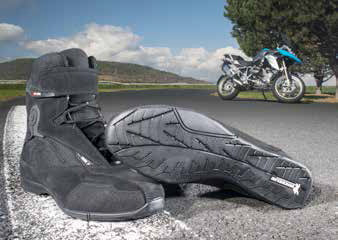 Michelin se lance dans les bottes moto.
