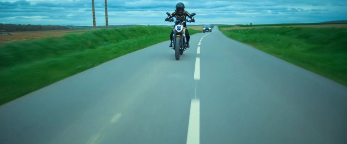 moto-cats-eyes-camille-lou-tf1