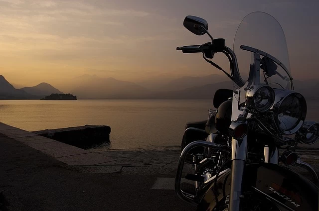 Une moto en bord de mer, le prix de la liberté
