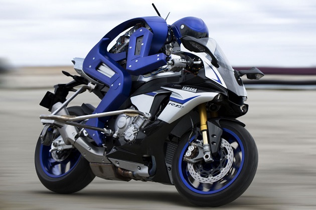Yamaha fait sensation avec son Motobot, le premier robot pilote !