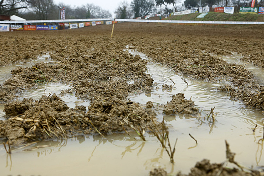 Elite Motocross / Sommières - L'épreuve prend l'eau.