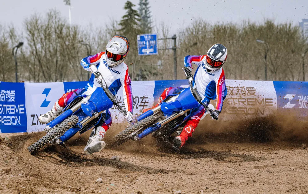 Deux motocross ZXMoto dans un virage en terre