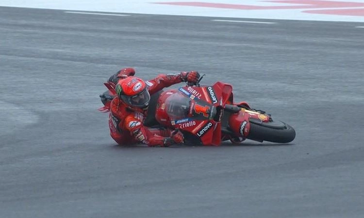 Chute de Bagnaia au GP d'argentine sur une piste très humide