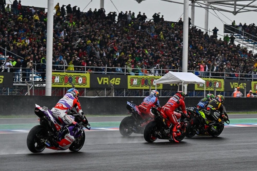 Cinq pilotes motogp sur le circuit mouillé d'argentine devant des tribunes combles