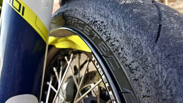 Pneumatique moto pour la piste