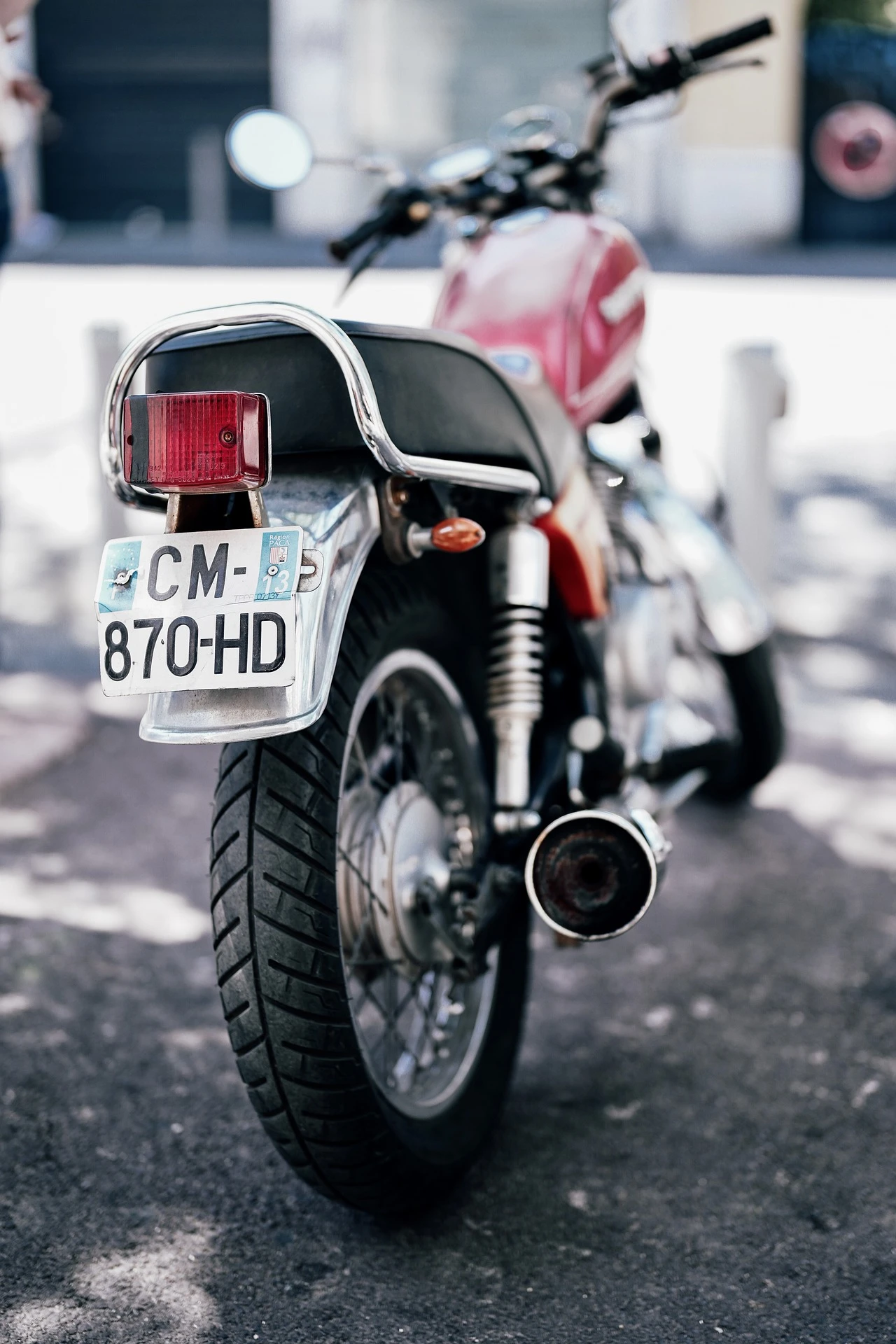 Vue arrière d'une moto et de sa plaque d'immatriculation