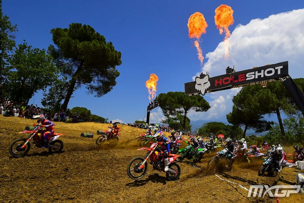 Passage des pilotes MX2 sous l'arche HoleShot en Italie