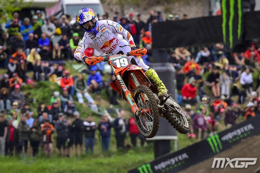 Sasha Coenen lors d'un saut au guidon de sa KTM numéro 19
