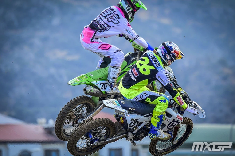 Liam Everts aux côtés de Mathis Valin en MX2 lors d'un saut