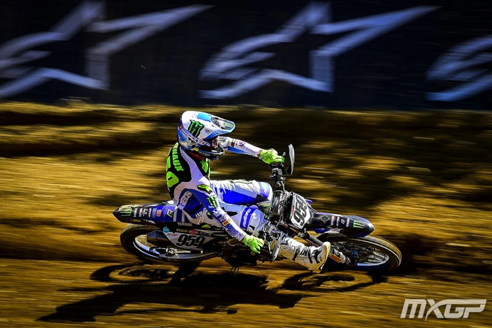 Maxime Renaux, le pilote de MXGP est dans une courbe avec le pied droite tendu vers l'avant afin de rattraper la moto à tout moment.