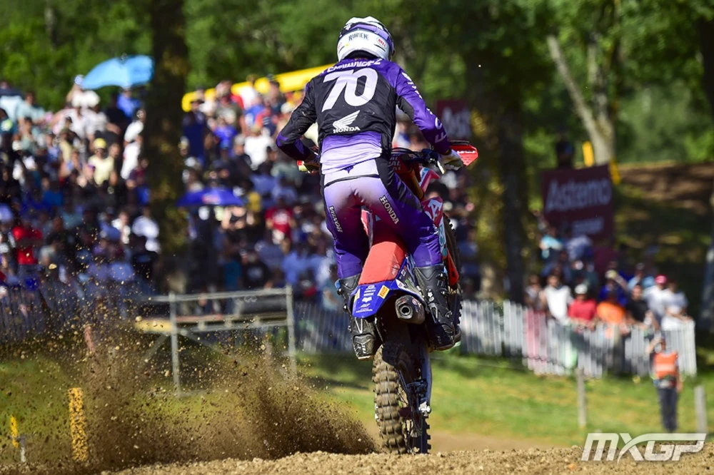 Ruben Fernandez vue de dos en wheeling sur sa Honda, il aborde le numéro 70 dans sa tenue violette