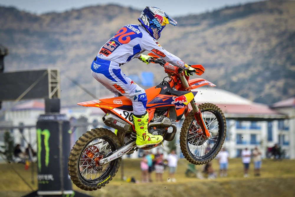 Le jeune belge Lucas Coenen en saut avec sa KTM