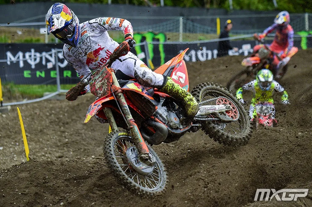 Lucas Coenen à la réception d'une bosse sur sa KTM orange