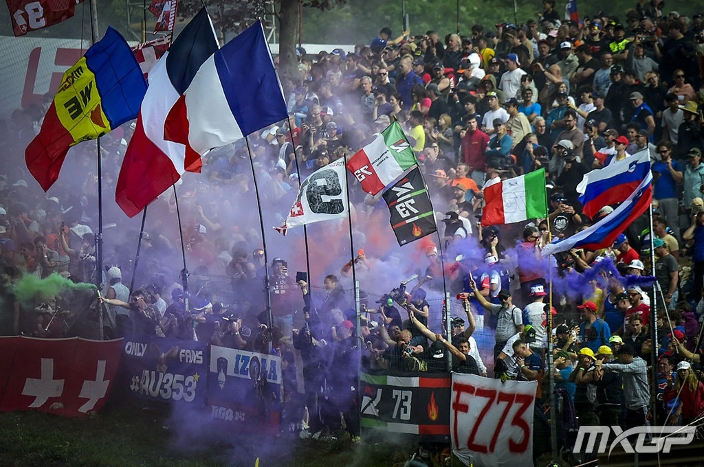 Le public avec ses nombreux drapeaux de toutes les nationalités lors du GP de Trentino