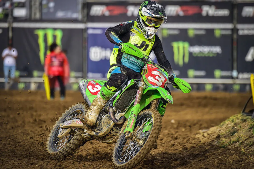Romain Febvre au guidon de sa Kawasaki avec sa plaque rouge au numéro 3