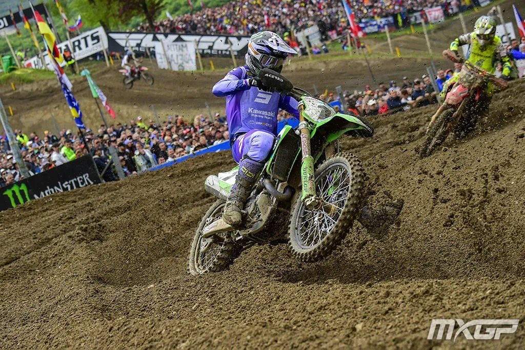 Romain Febvre en roue avant lors d'un virage avec sa Kawasaki verte et sa tenue violette