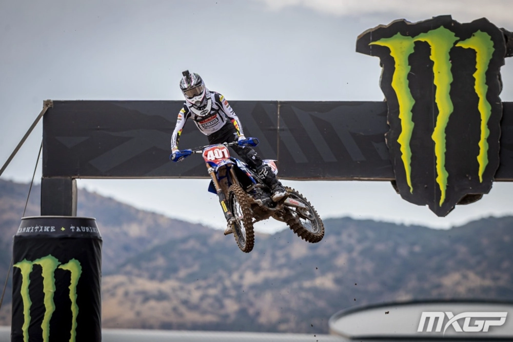 Lotte Van Drunen lors d'un saut devant une arche Monster Energy