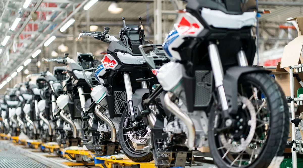 Une chaine de montage pour des Moto-Guzzi 1000 Stelvio