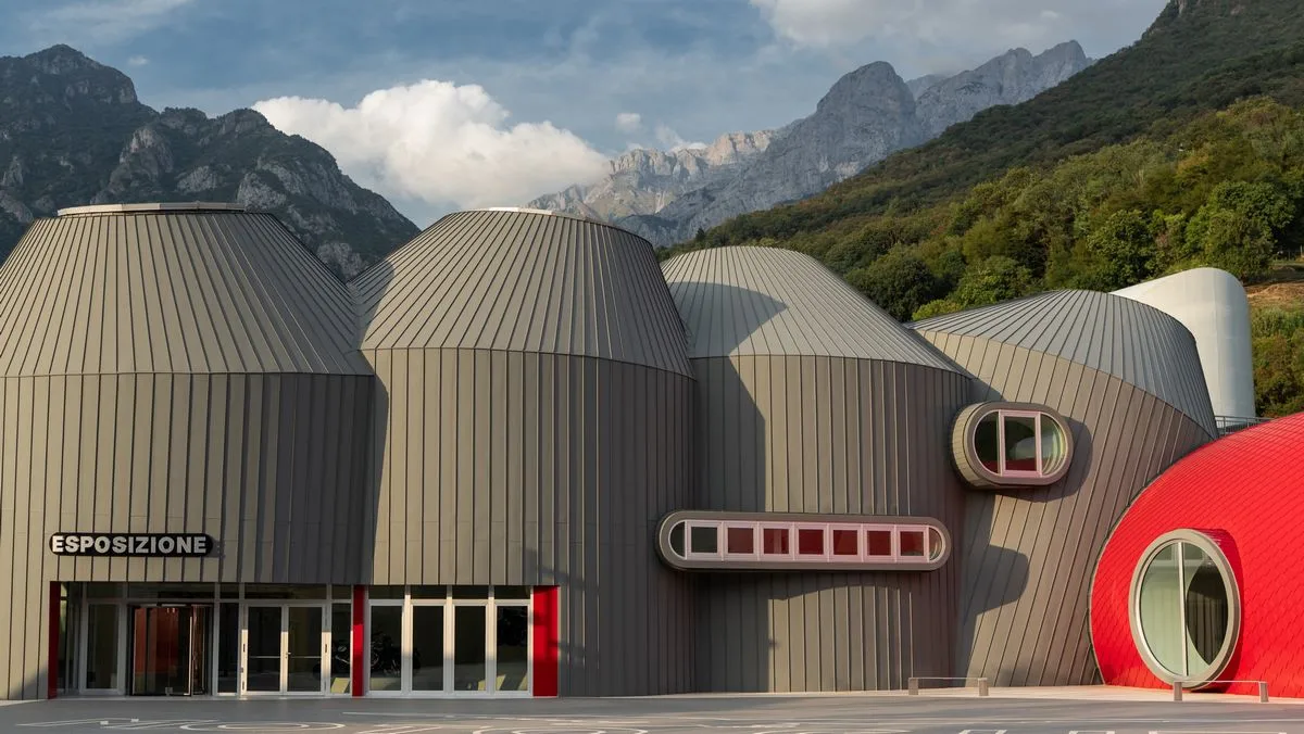 un bâtiment gris et un bout de bâtiment rouge de la nouvelle usine de Moto-Guzzi